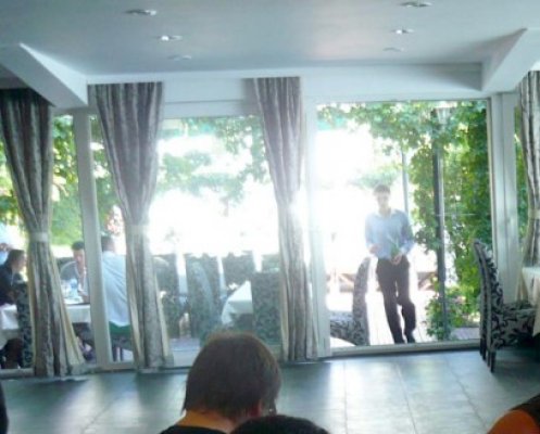 Invitaţie la teatru, într-un restaurant din Mamaia